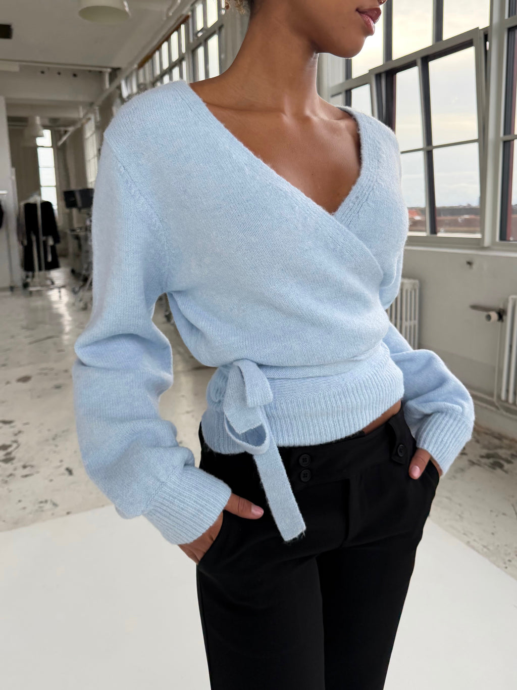 Wool blend wrap cardigan - lys blå (forudbestilling)